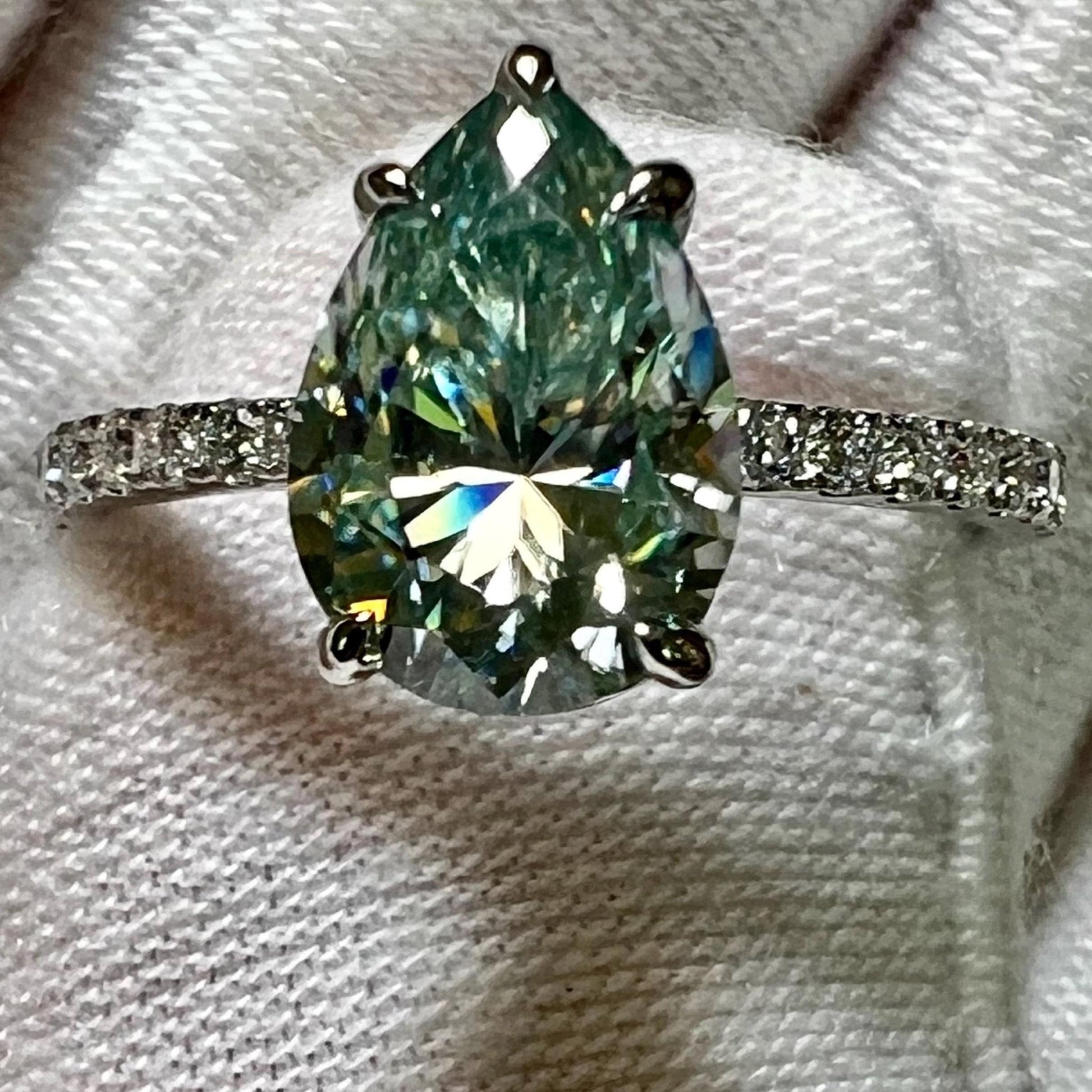 2.25 ct Anillo de compromiso con diamante pera azul verdoso vívido oro 14k - BODHANA