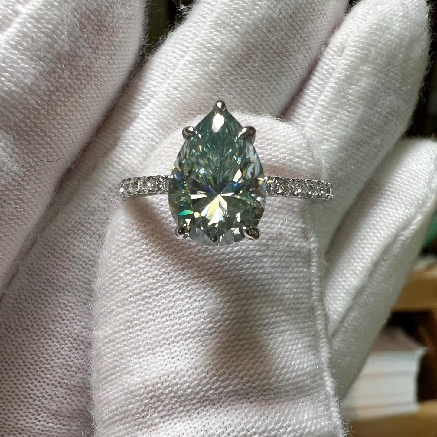 2.25 ct Anillo de compromiso con diamante pera azul verdoso vívido oro 14k - BODHANA
