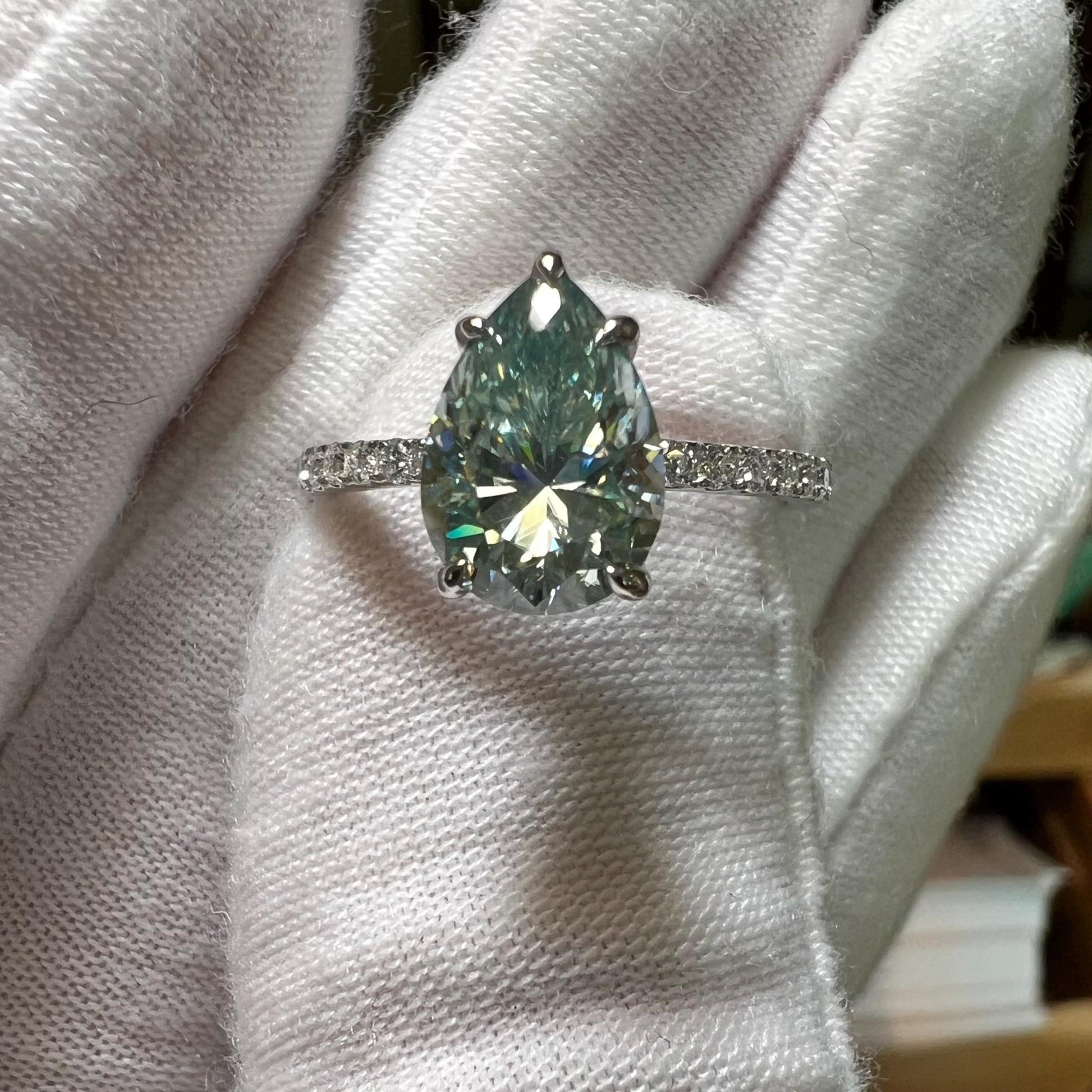 2.25 ct Anillo de compromiso con diamante pera azul verdoso vívido oro 14k - BODHANA