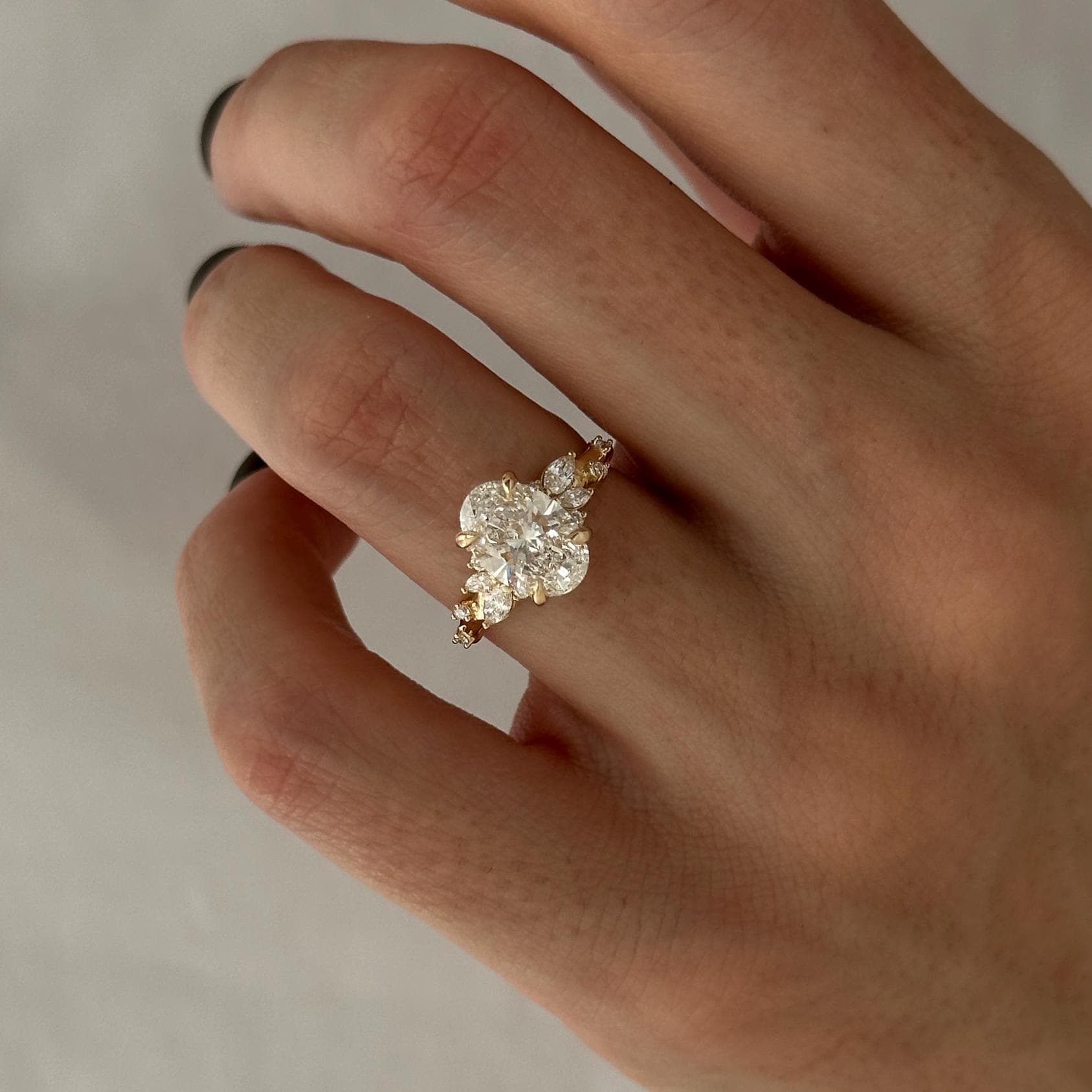 2 ct Anillo de compromiso con diamante ovalado en oro 14k - BODHANA