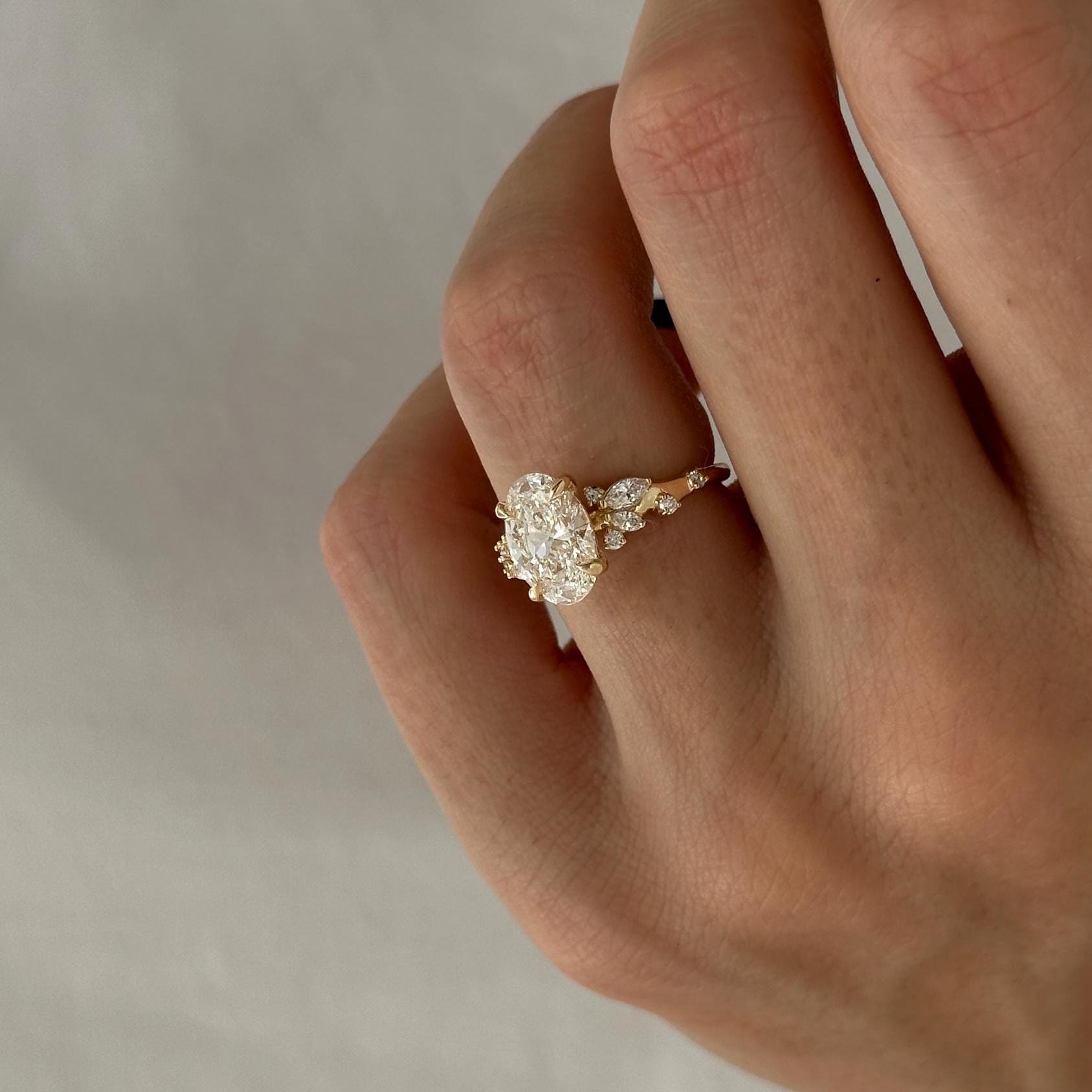 2 ct Anillo de compromiso con diamante ovalado en oro 14k - BODHANA