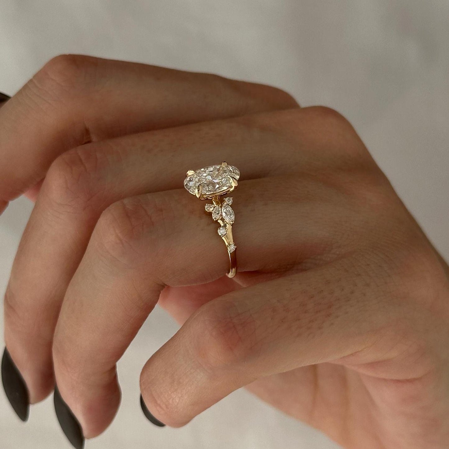 2 ct Anillo de compromiso con diamante ovalado en oro 14k - BODHANA