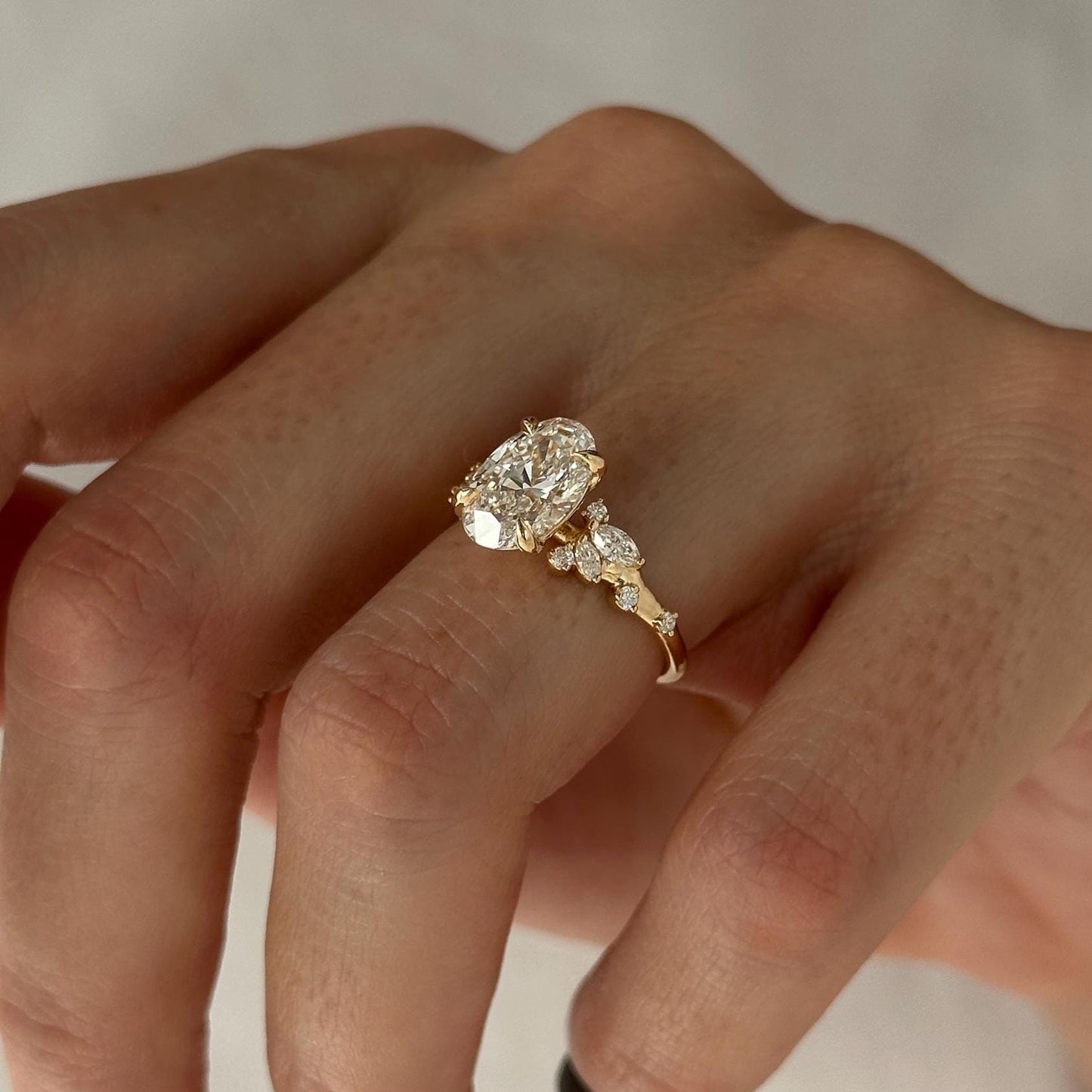 2 ct Anillo de compromiso con diamante ovalado en oro 14k - BODHANA