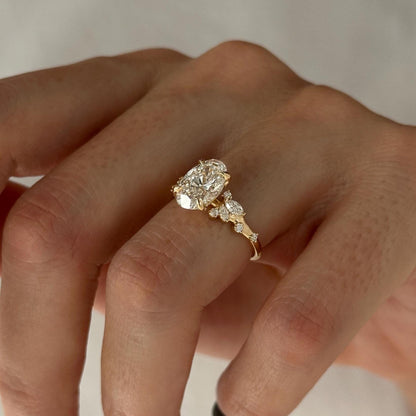 2 ct Anillo de compromiso con diamante ovalado en oro 14k - BODHANA
