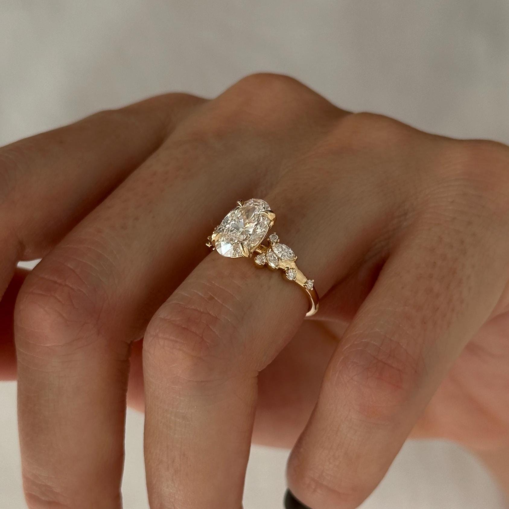 2 ct Anillo de compromiso con diamante ovalado en oro 14k - BODHANA