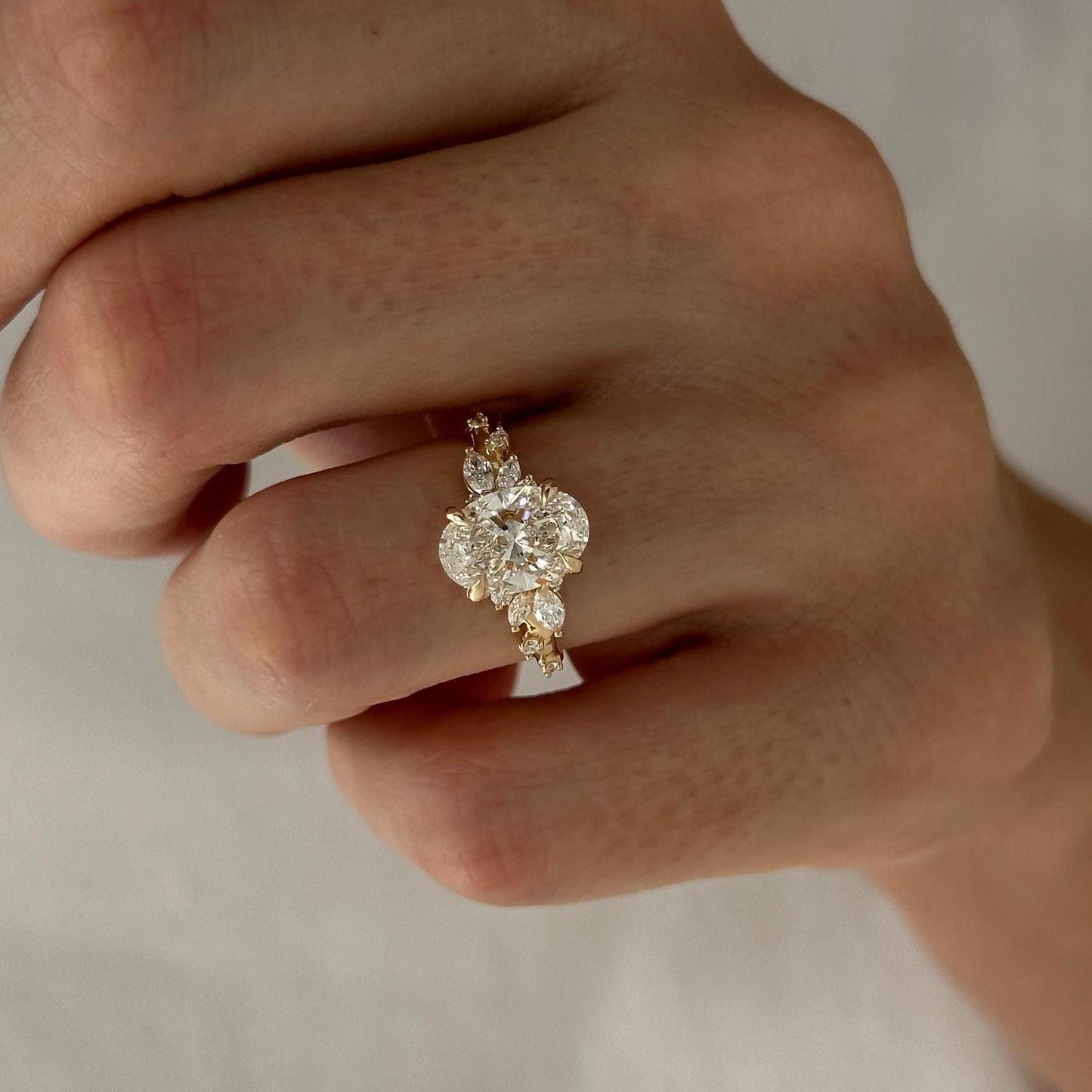 2 ct Anillo de compromiso con diamante ovalado en oro 14k - BODHANA