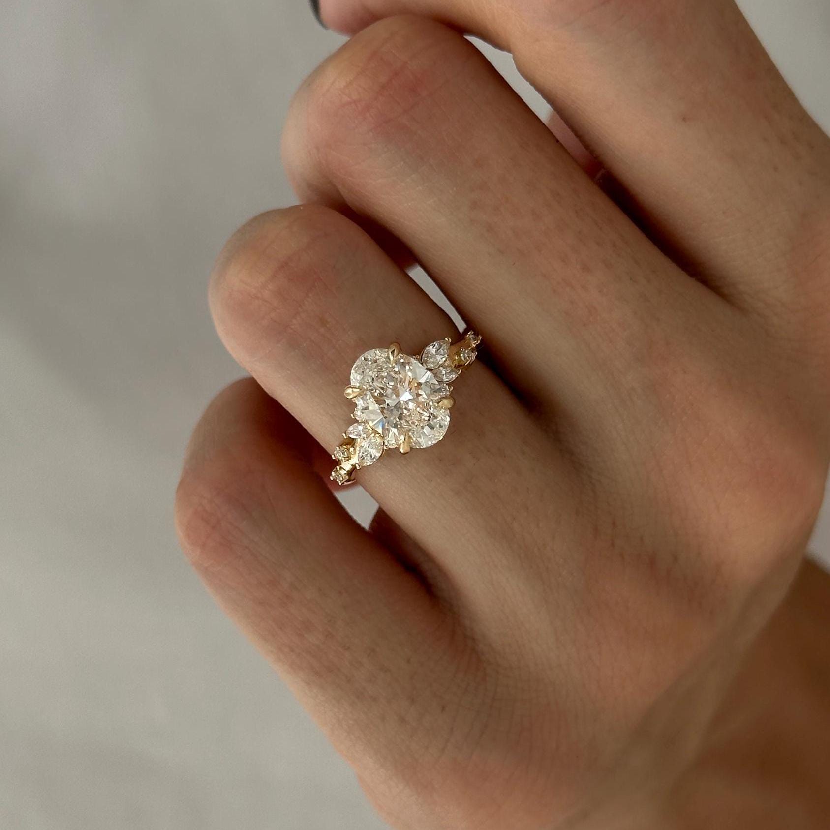 2 ct Anillo de compromiso con diamante ovalado en oro 14k - BODHANA