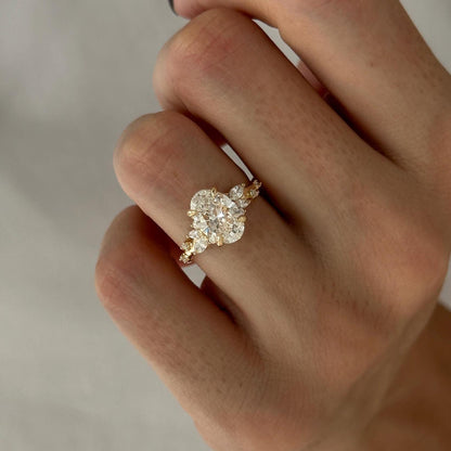 2 ct Anillo de compromiso con diamante ovalado en oro 14k - BODHANA