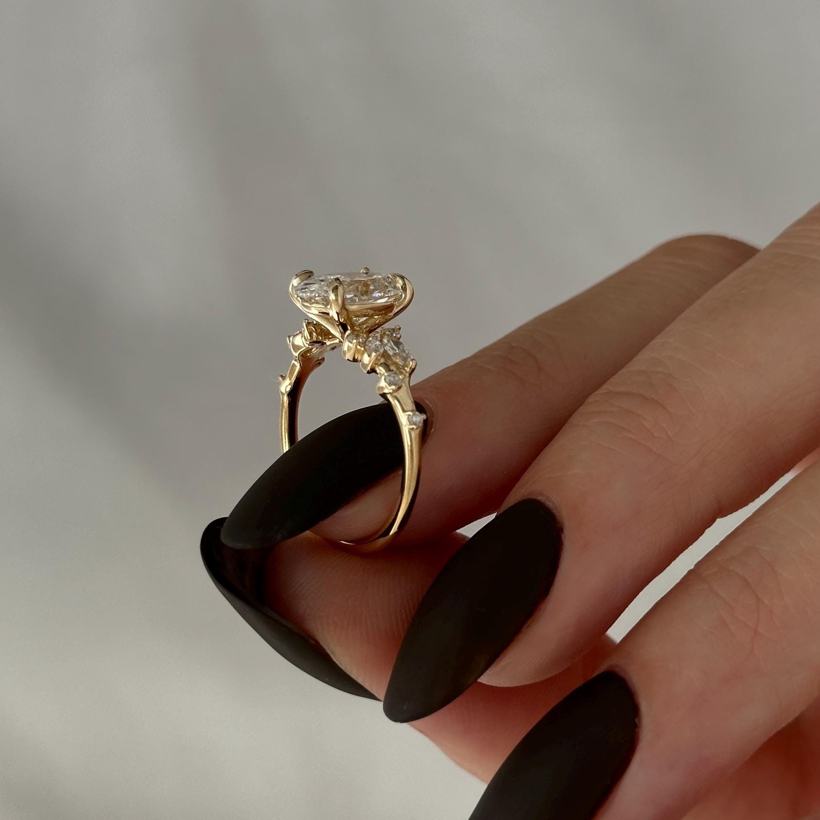 2 ct Anillo de compromiso con diamante ovalado en oro 14k - BODHANA