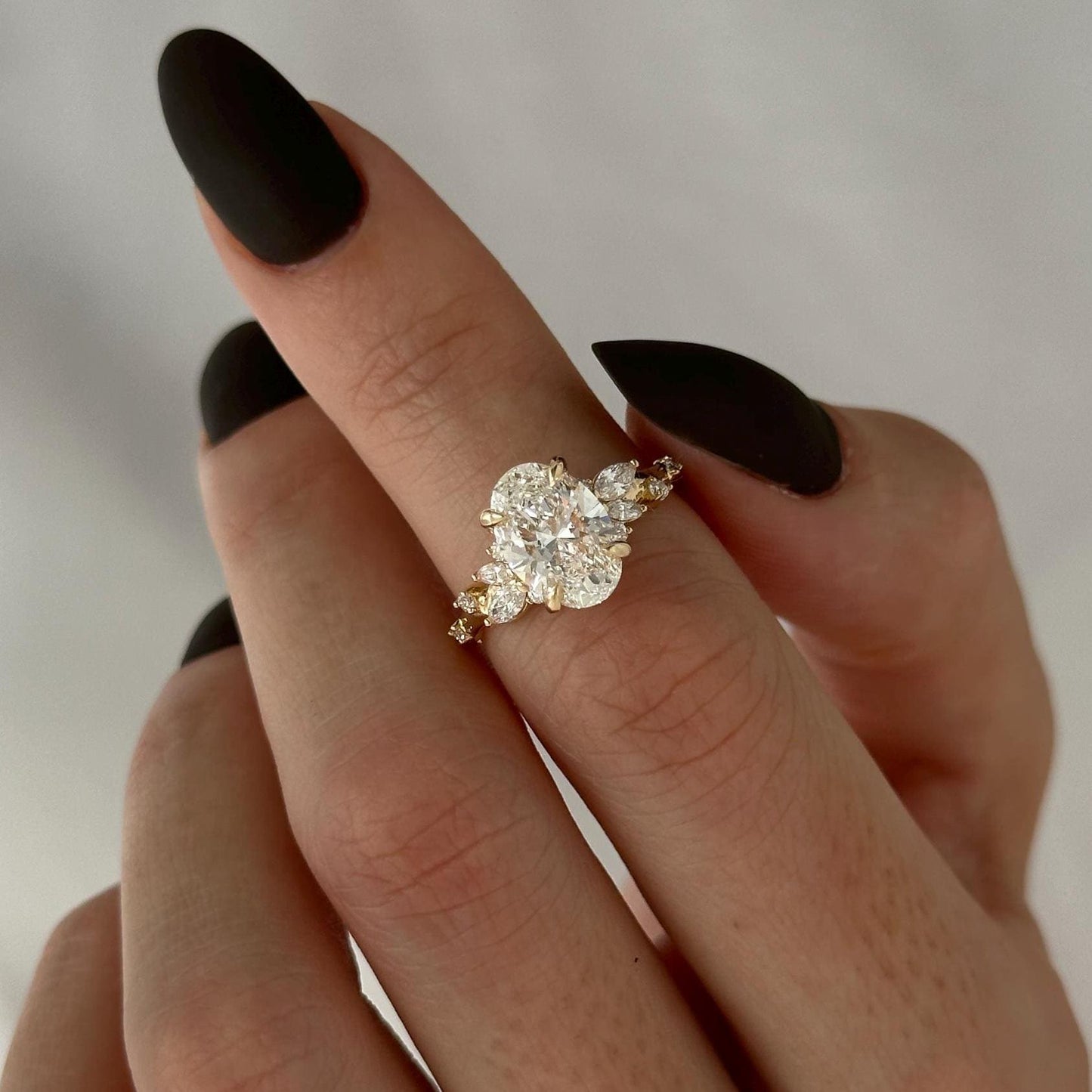 2 ct Anillo de compromiso con diamante ovalado en oro 14k - BODHANA