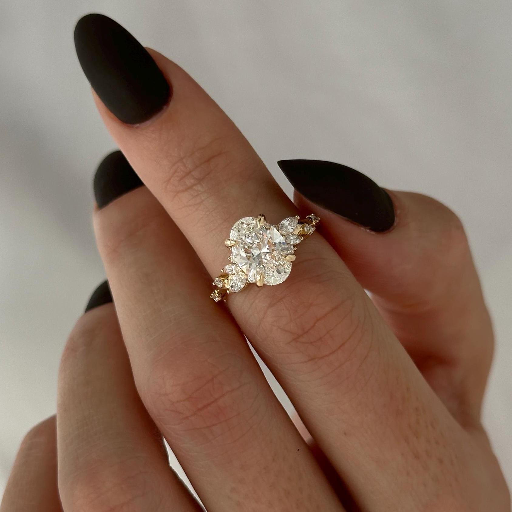 2 ct Anillo de compromiso con diamante ovalado en oro 14k - BODHANA