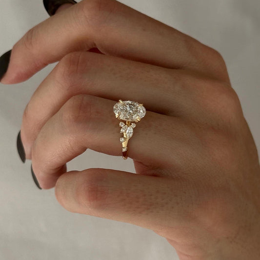 2 ct Anillo de compromiso con diamante ovalado en oro 14k - BODHANA