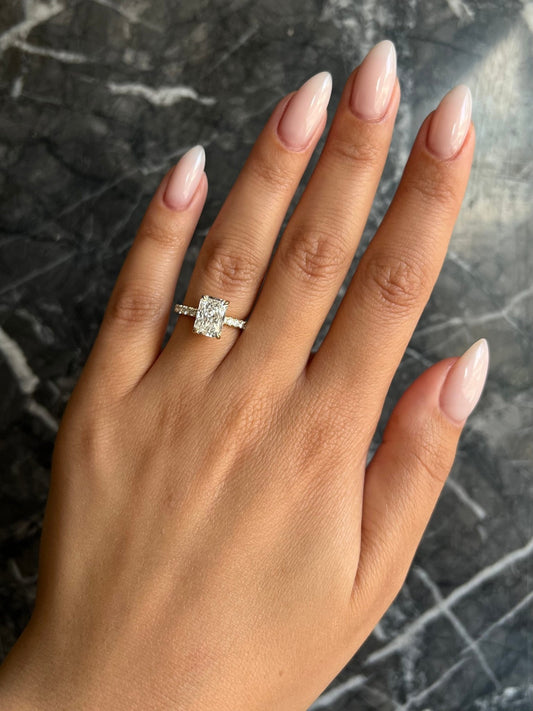 2.85 ct Anillo de compromiso con diamante corte radiante oro de 14k color E VVS2 con halo oculto y diamantes laterales - BODHANA