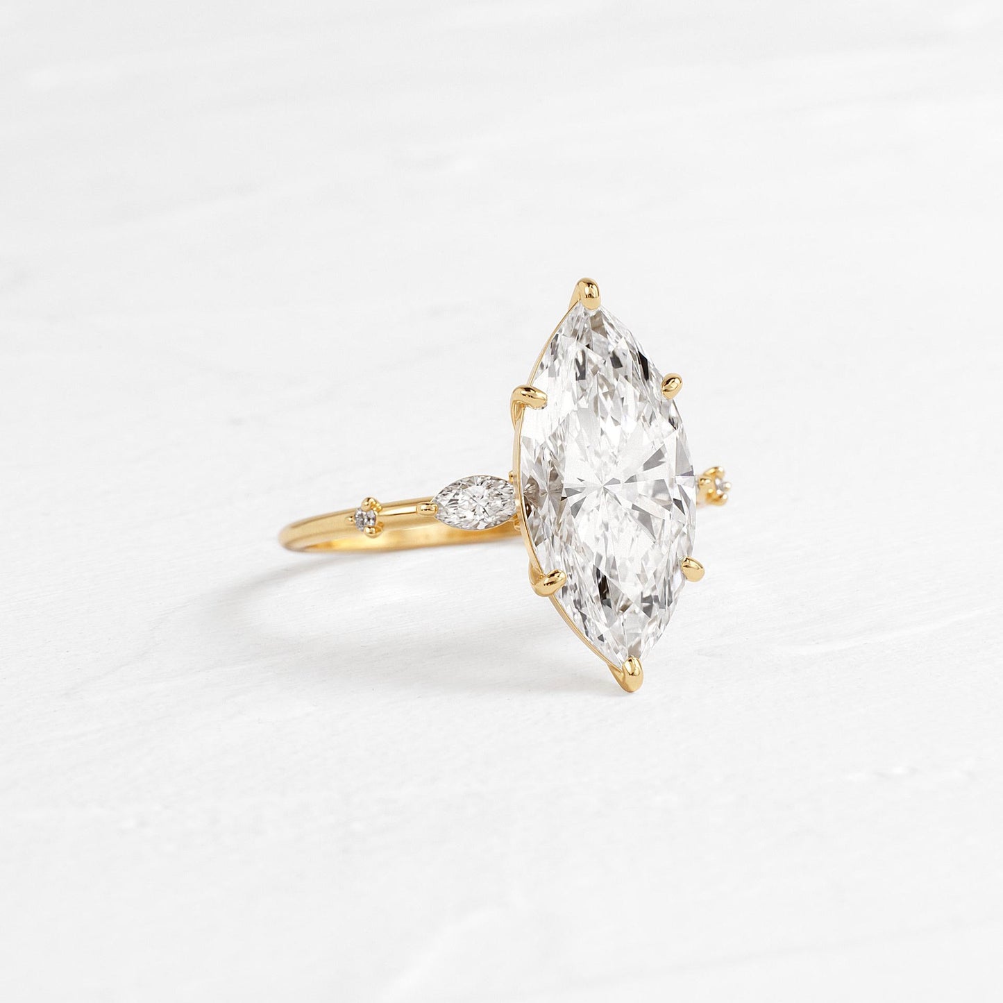 3 ct Anillo de compromiso con diamante corte marquise en oro de 14K - BODHANA