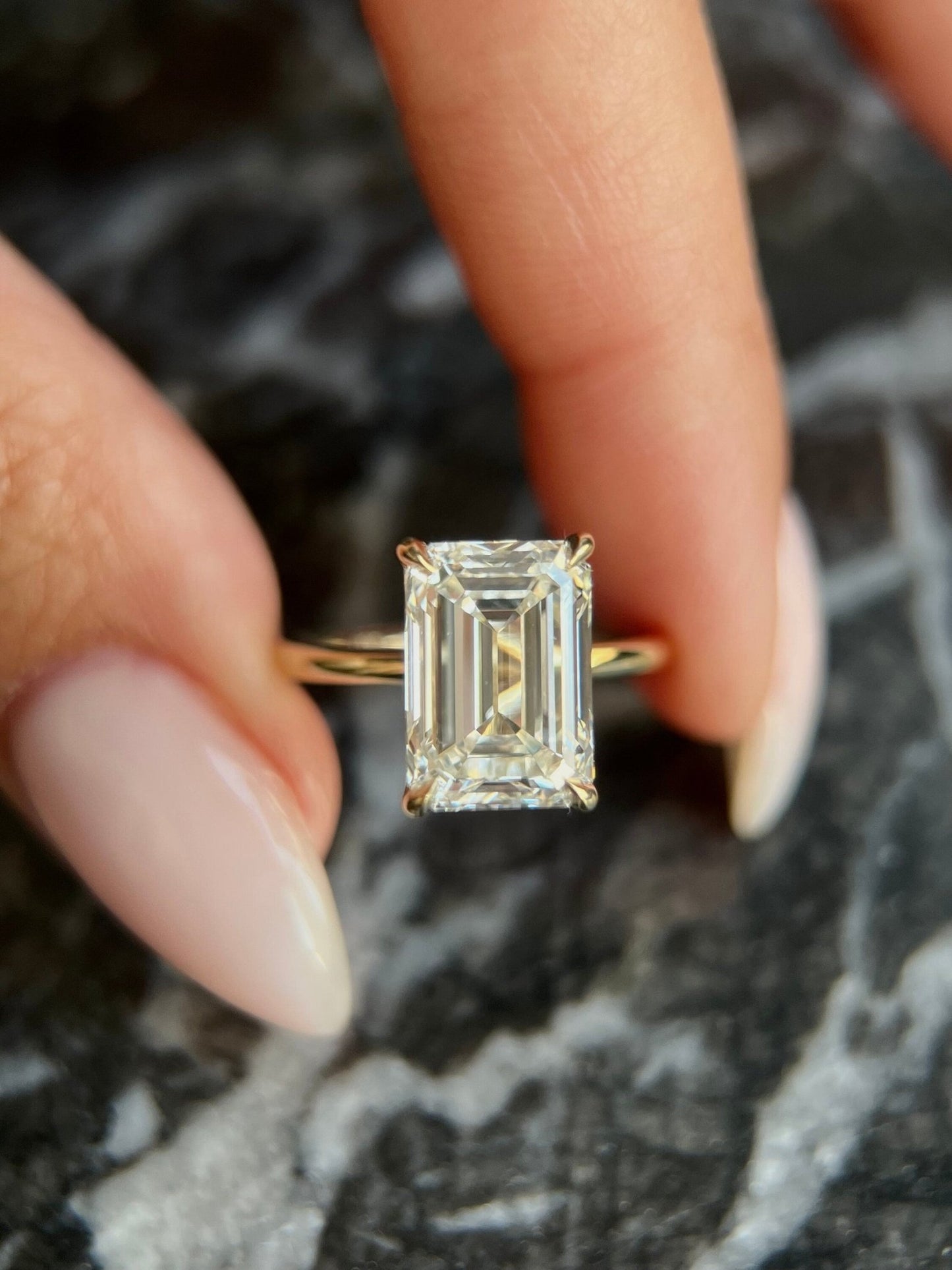 5 ct Anillo de compromiso con diamante corte esmeralda en oro de 14k - BODHANA