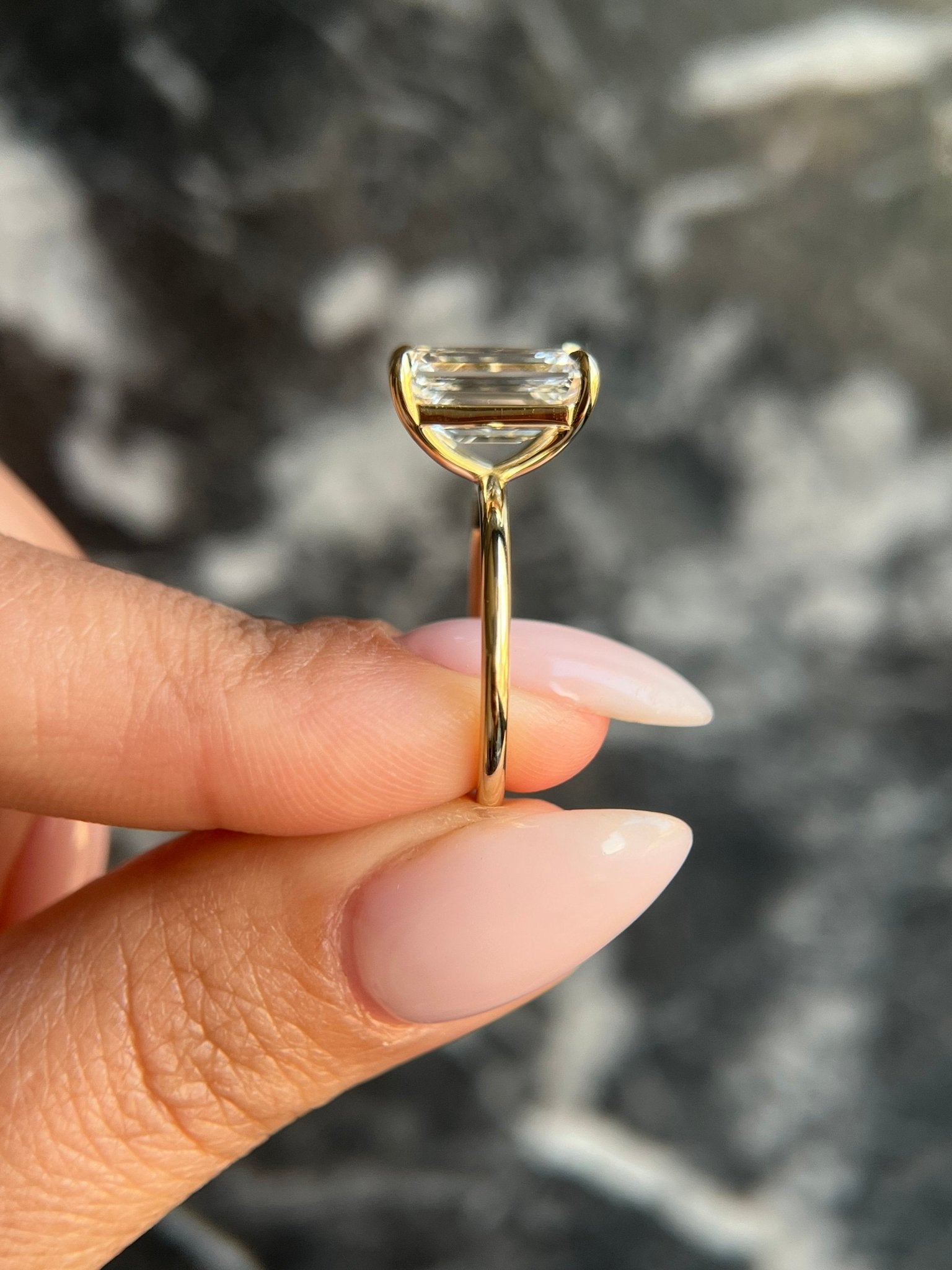 5 ct Anillo de compromiso con diamante corte esmeralda en oro de 14k - BODHANA