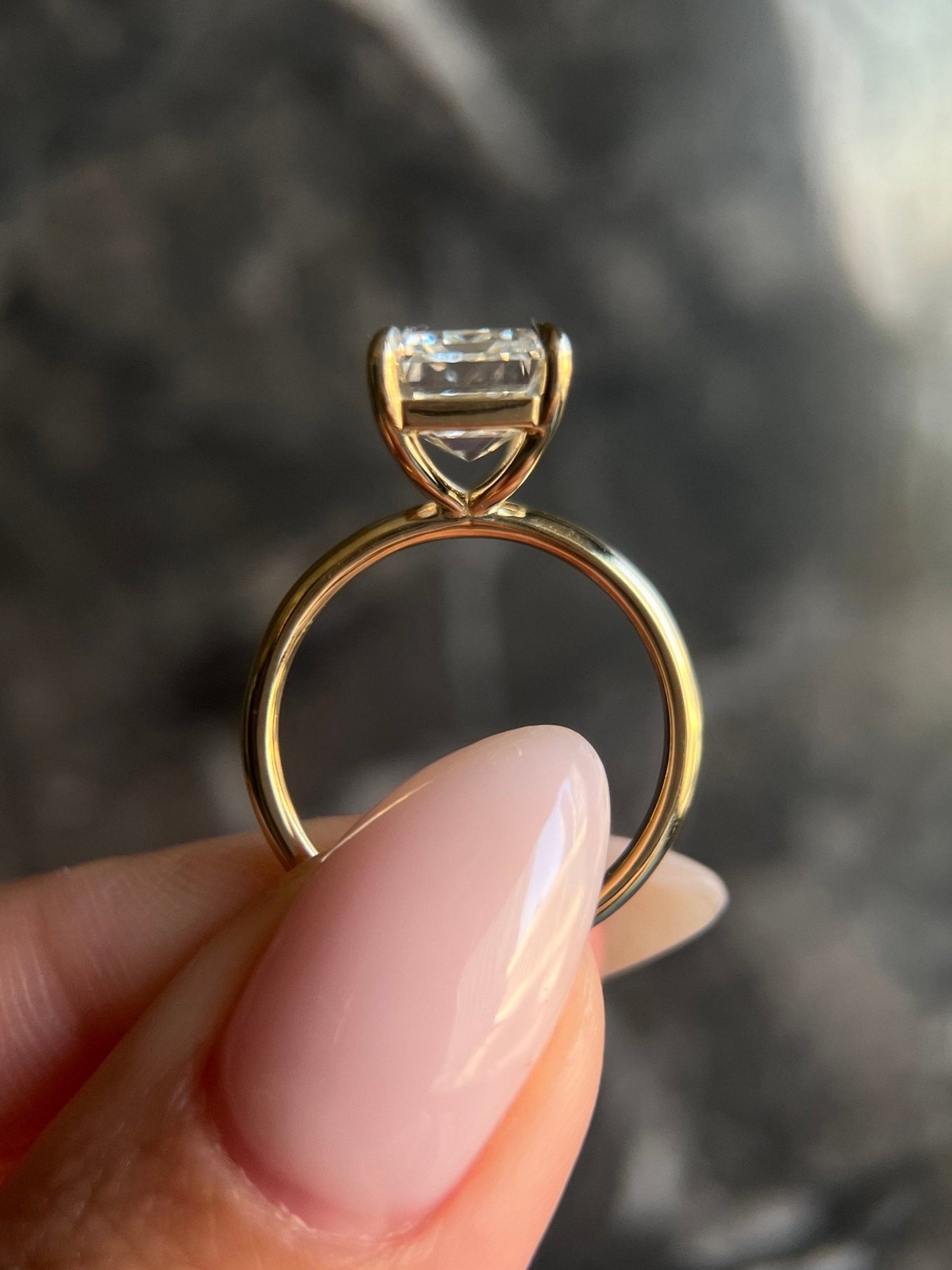 5 ct Anillo de compromiso con diamante corte esmeralda en oro de 14k - BODHANA
