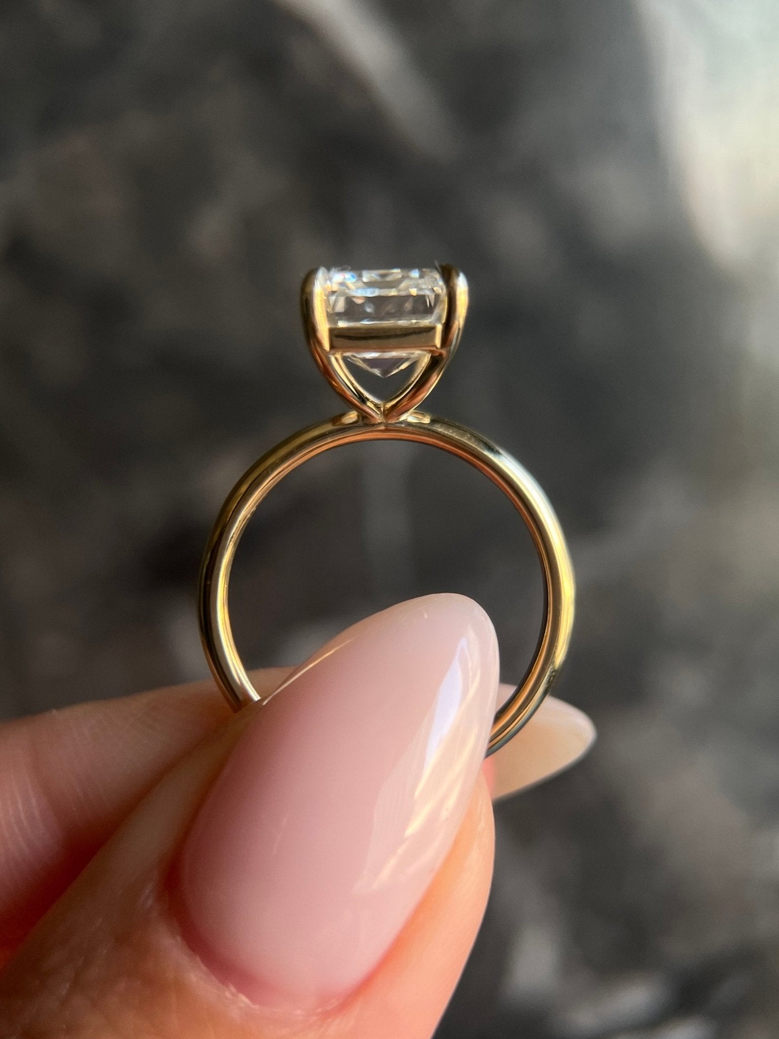 5 ct Anillo de compromiso con diamante corte esmeralda en oro de 14k - BODHANA