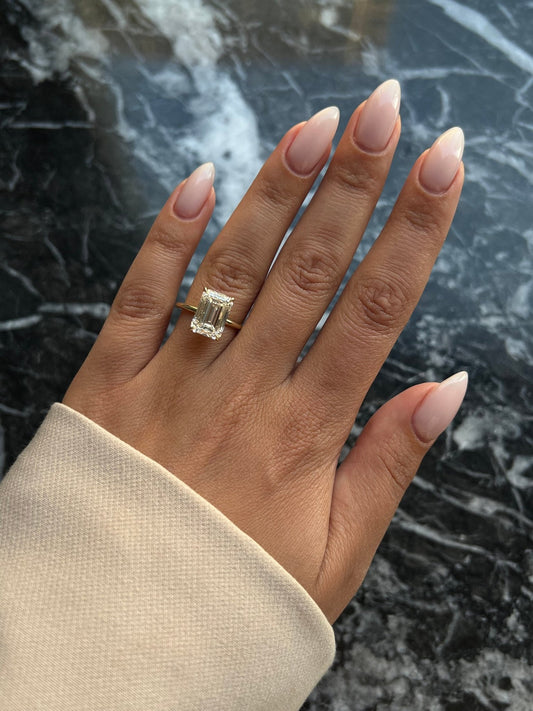5 ct Anillo de compromiso con diamante corte esmeralda en oro de 14k - BODHANA