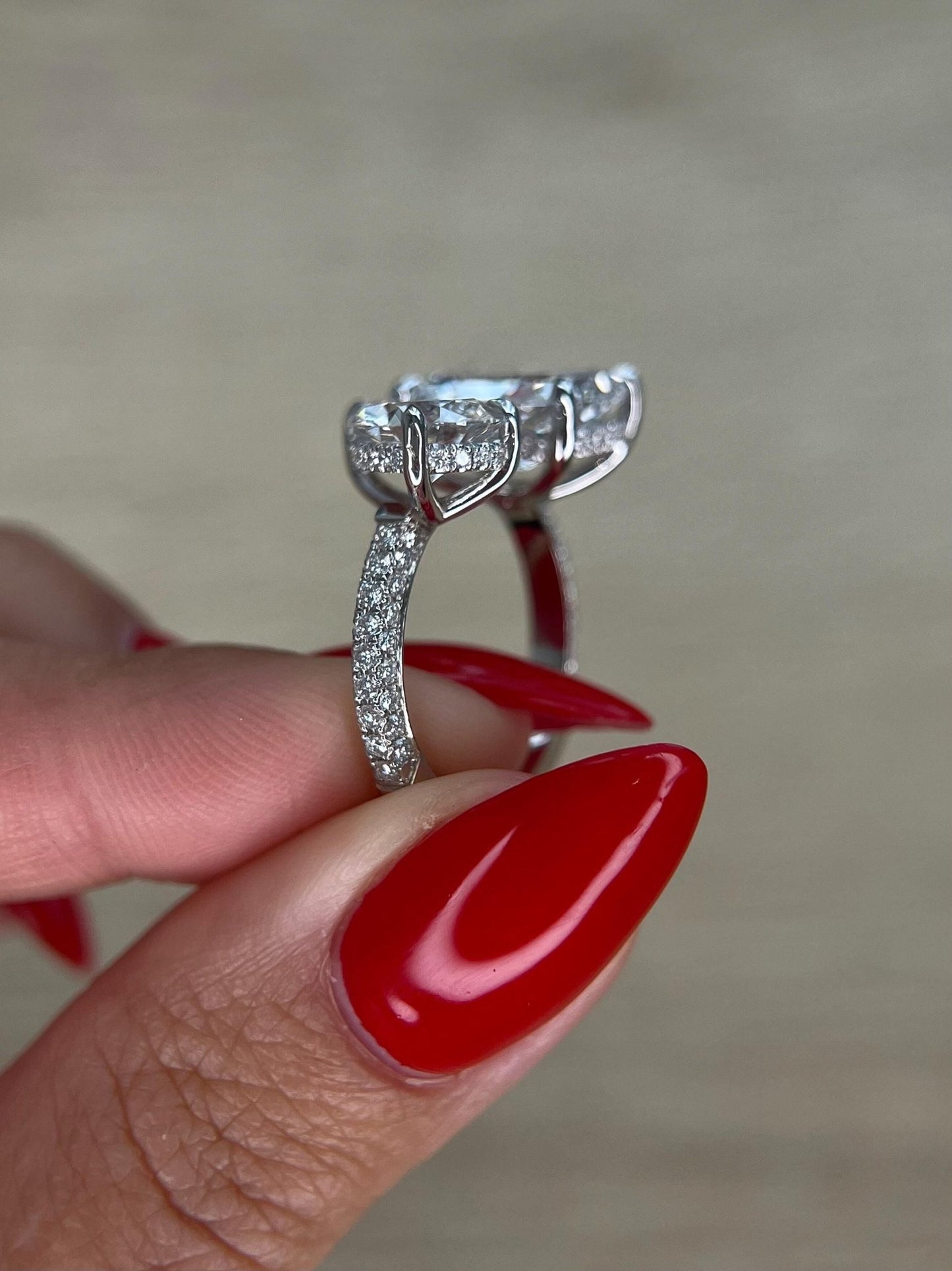 6.55 ct Anillo de compromiso con diamante Corte Radiante y Pera Oro 14k - BODHANA