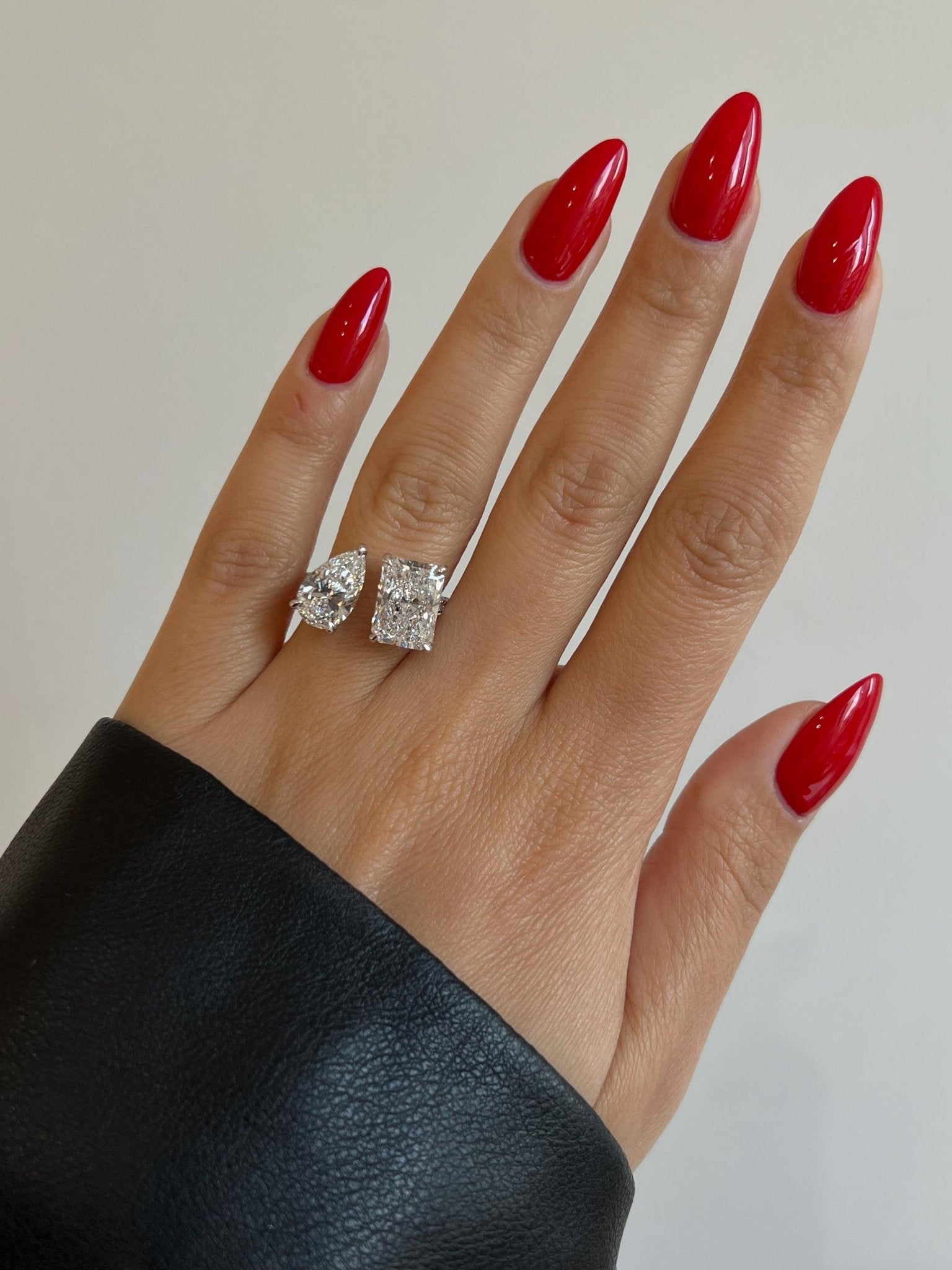 6.55 ct Anillo de compromiso con diamante Corte Radiante y Pera Oro 14k - BODHANA