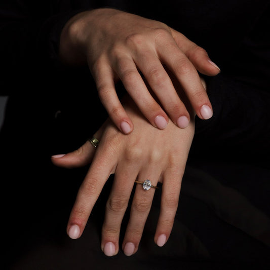 Montura solitario estilo liso completo para anillo de compromiso (no incluye diamante central) - BODHANA