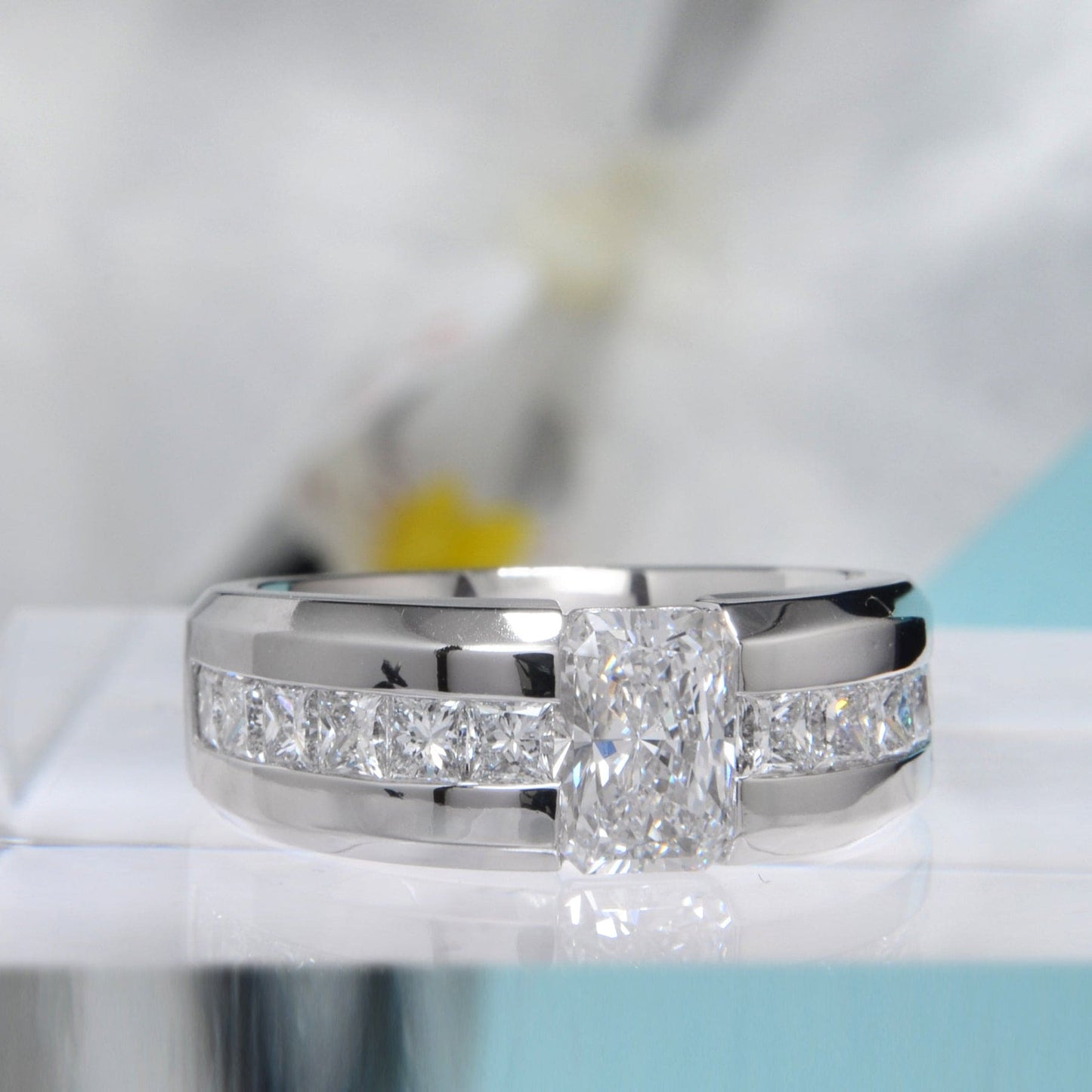 Anillo de Compromiso para Hombre con Diamante Radiante de 3.20 Quilates