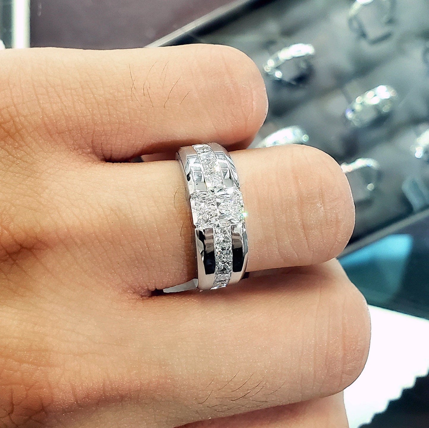 Anillo de Compromiso para Hombre con Diamante Radiante de 3.20 Quilates