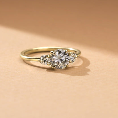 Anillo con Diamantes Laterales - bodhana