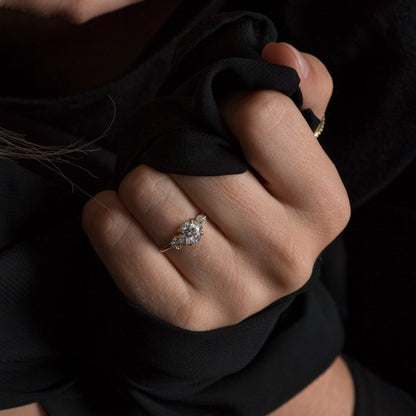 Anillo con Diamantes Laterales - bodhana