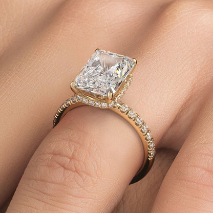 Anillo de Compromiso de Diamante Solitario Clásico de 4 Quilates con Halo Inferior y Micropavé Petite - BODHANA
