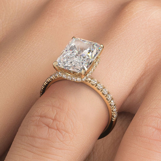 Anillo de Compromiso de Diamante Solitario Clásico de 4 Quilates con Halo Inferior y Micropavé Petite - BODHANA