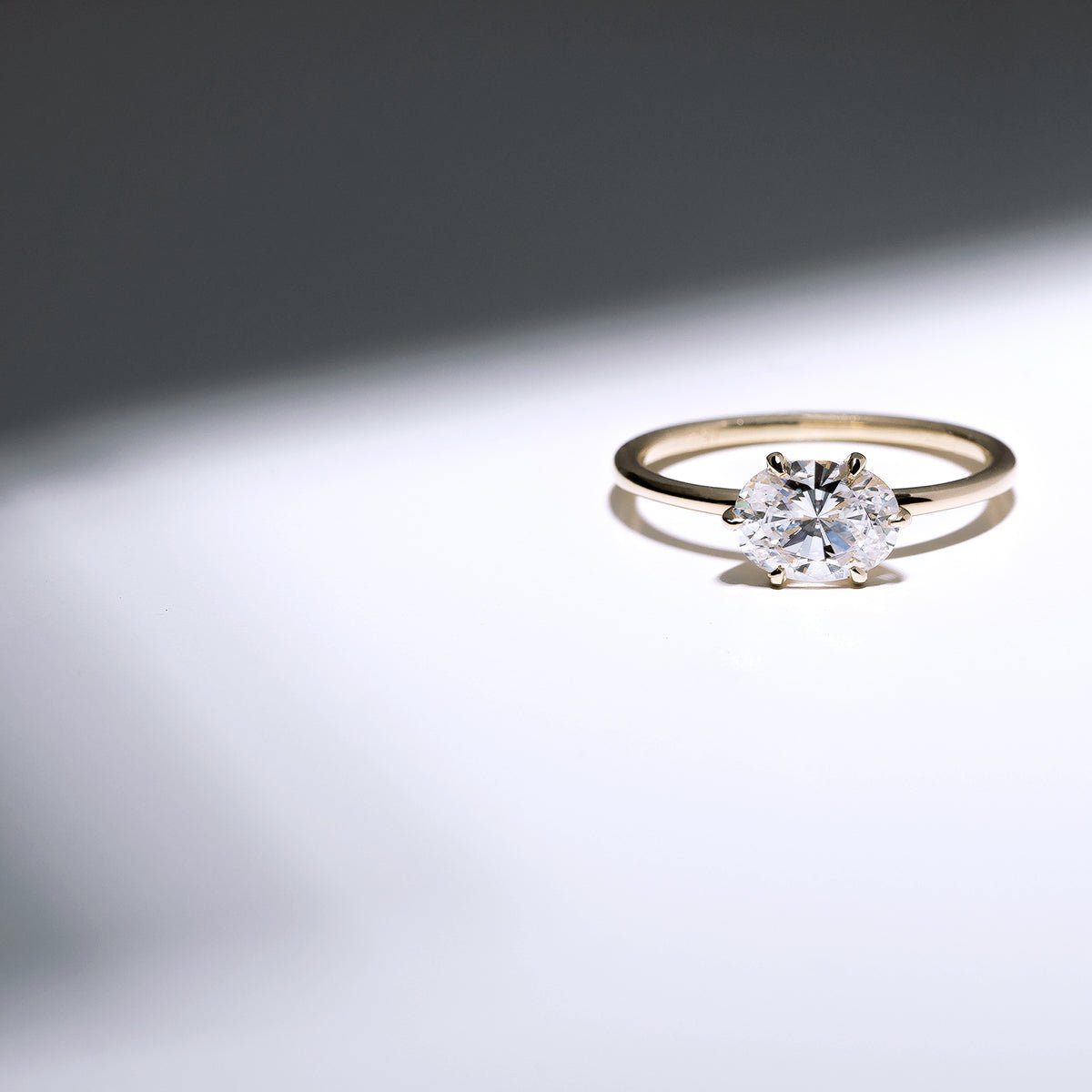 Anillo Solitario estilo "East - West" Horizontal - bodhana