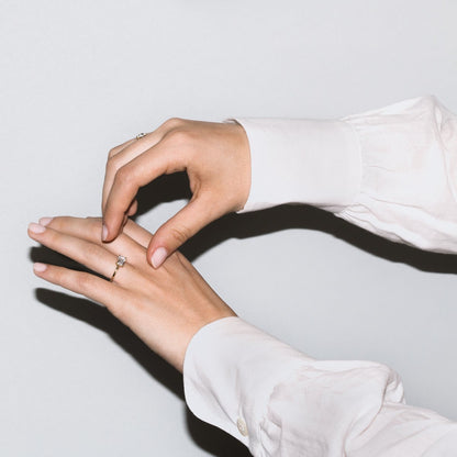 Anillo Solitario estilo "East - West" Horizontal - bodhana