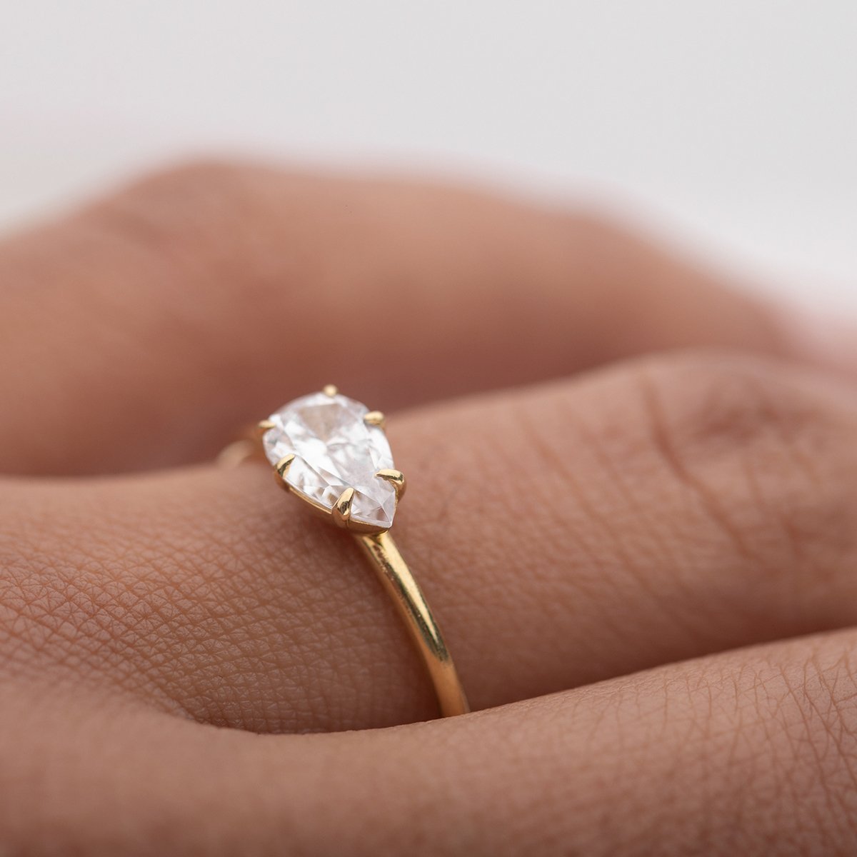 Anillo Solitario estilo "East - West" Horizontal - bodhana