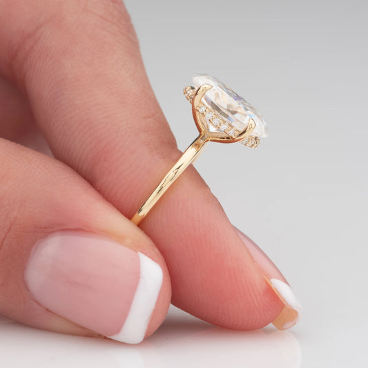 Anillo de Compromiso Oval Hidden Halo 2 ct en Oro 14k
