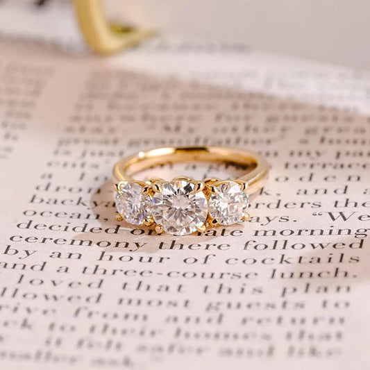 Anillo de Compromiso Tres Piedras Redondo 1.50 ct en Oro 14k