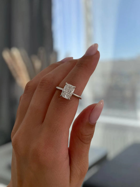 Anillo de Compromiso Cushion Alargado Hidden Halo 3 ct en Oro 14k