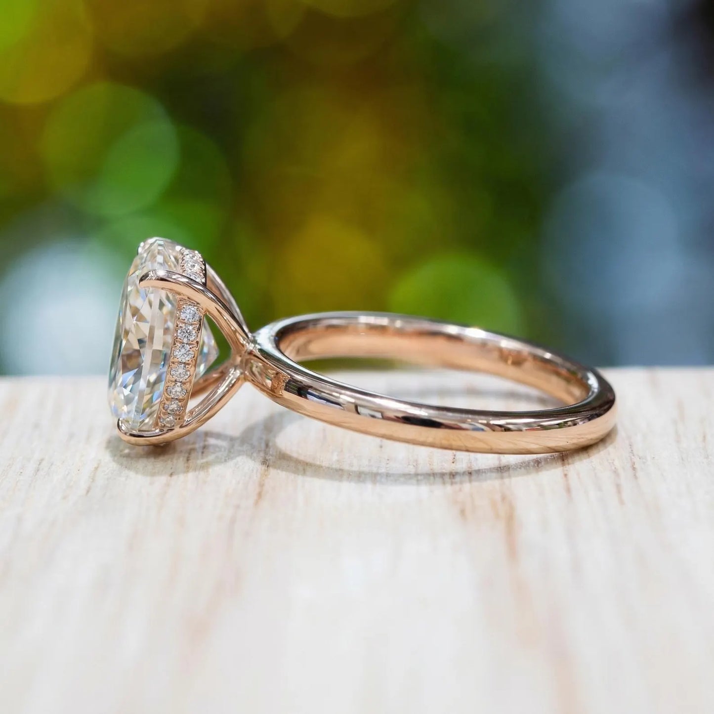 Anillo de Compromiso Oval Hidden Halo 2 ct en Oro 14k
