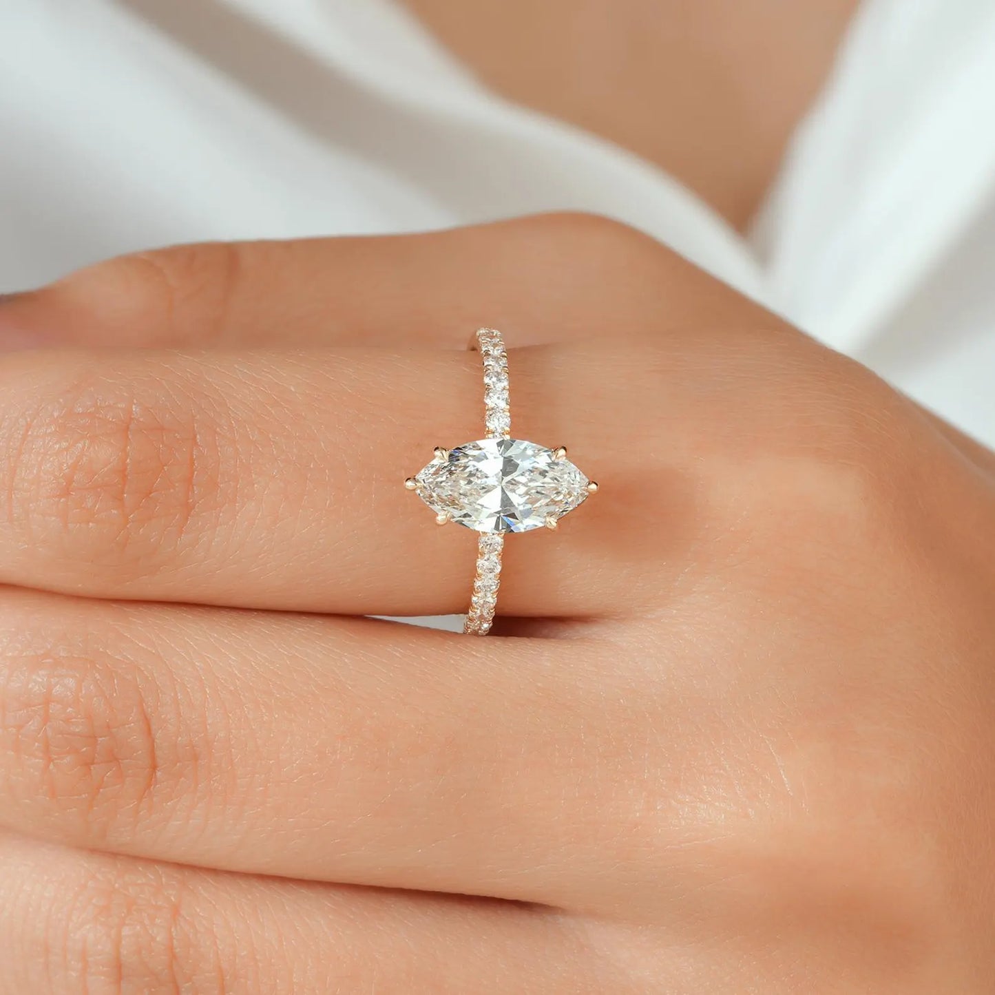 Anillo de Compromiso Marquise 2 ct con Pavé en Oro 14k