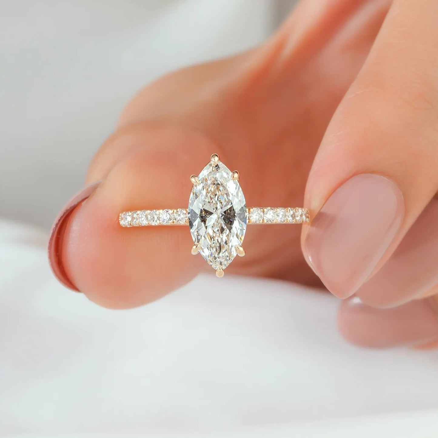 Anillo de Compromiso Marquise 2 ct con Pavé en Oro 14k