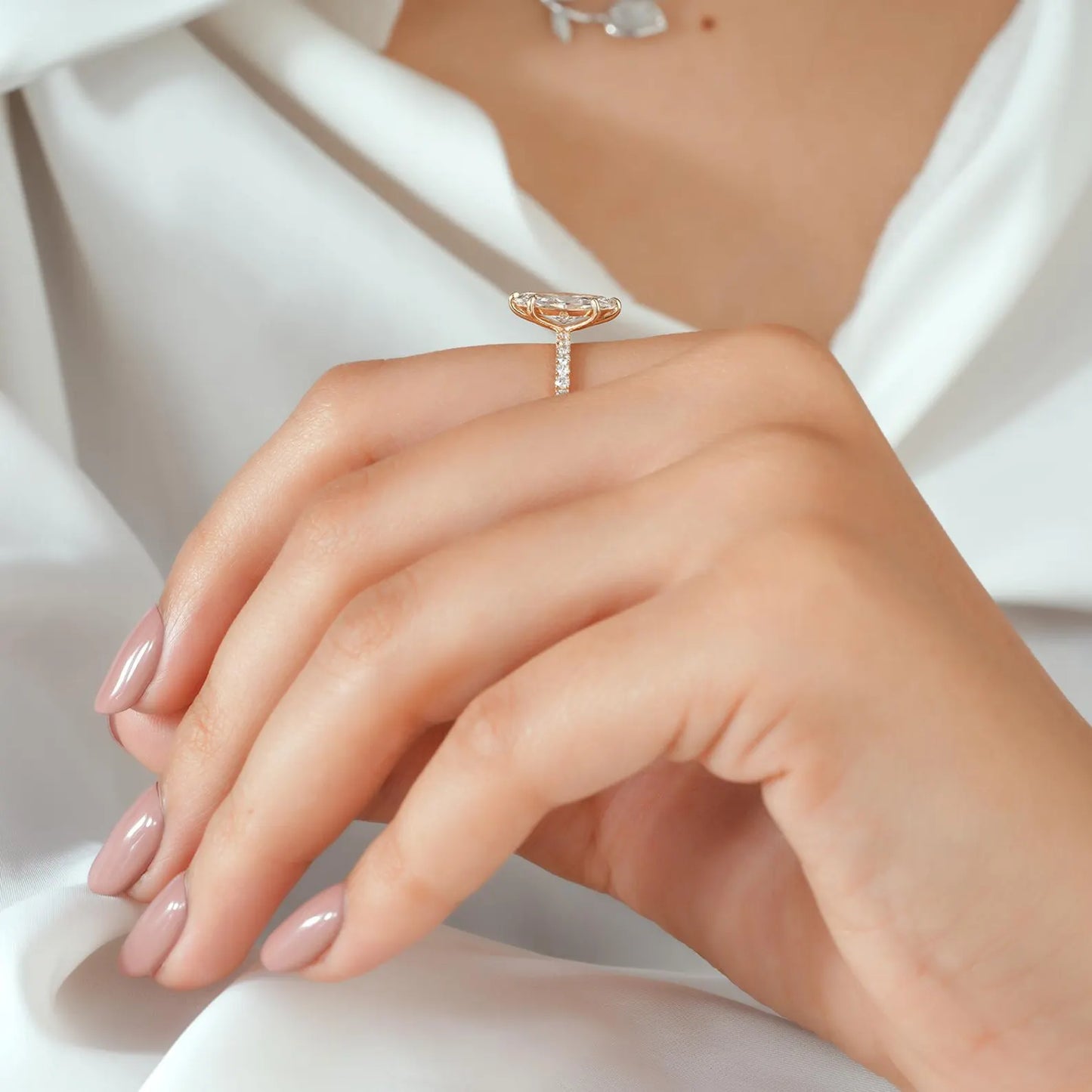 Anillo de Compromiso Marquise 2 ct con Pavé en Oro 14k