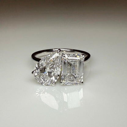 4 ct Anillo de compromiso con diamante Corte Pera y Esmeralda Oro 14k