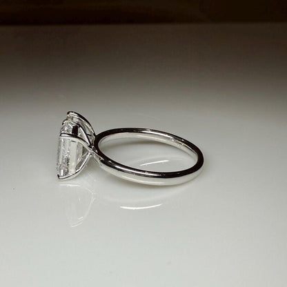 4 ct Anillo de compromiso con diamante Corte Pera y Esmeralda Oro 14k