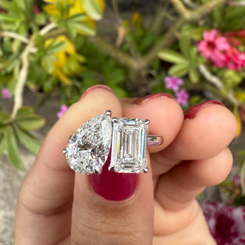 4 ct Anillo de compromiso con diamante Corte Pera y Esmeralda Oro 14k