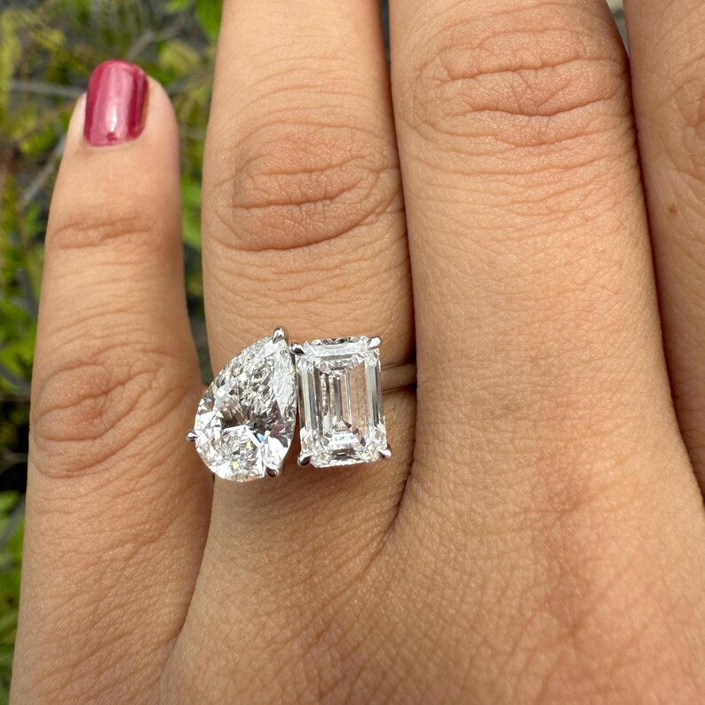 4 ct Anillo de compromiso con diamante Corte Pera y Esmeralda Oro 14k