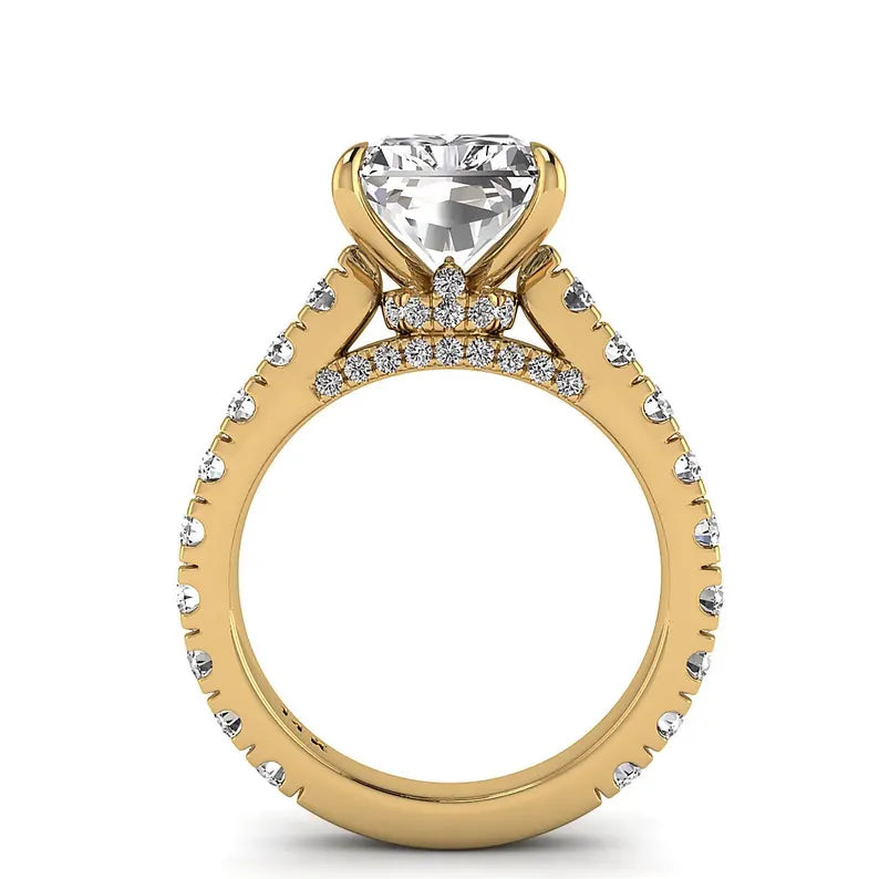 Anillo de Compromiso de Diamante Solitario Clásico de 4 Quilates con Halo Inferior y Micropavé Petite