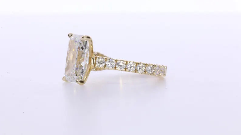 Anillo de Compromiso de Diamante Solitario Clásico de 4 Quilates con Halo Inferior y Micropavé Petite