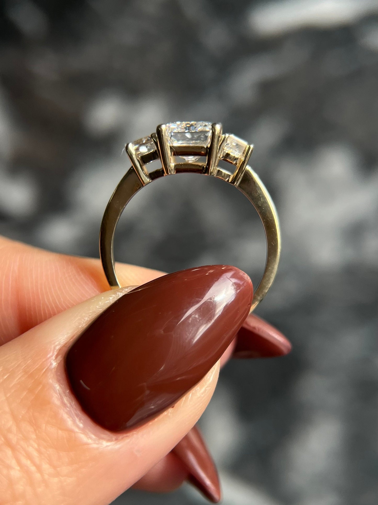 Anillo Ginebra — Diamante esmeralda de 2 ct con trapecios laterales en oro 14k