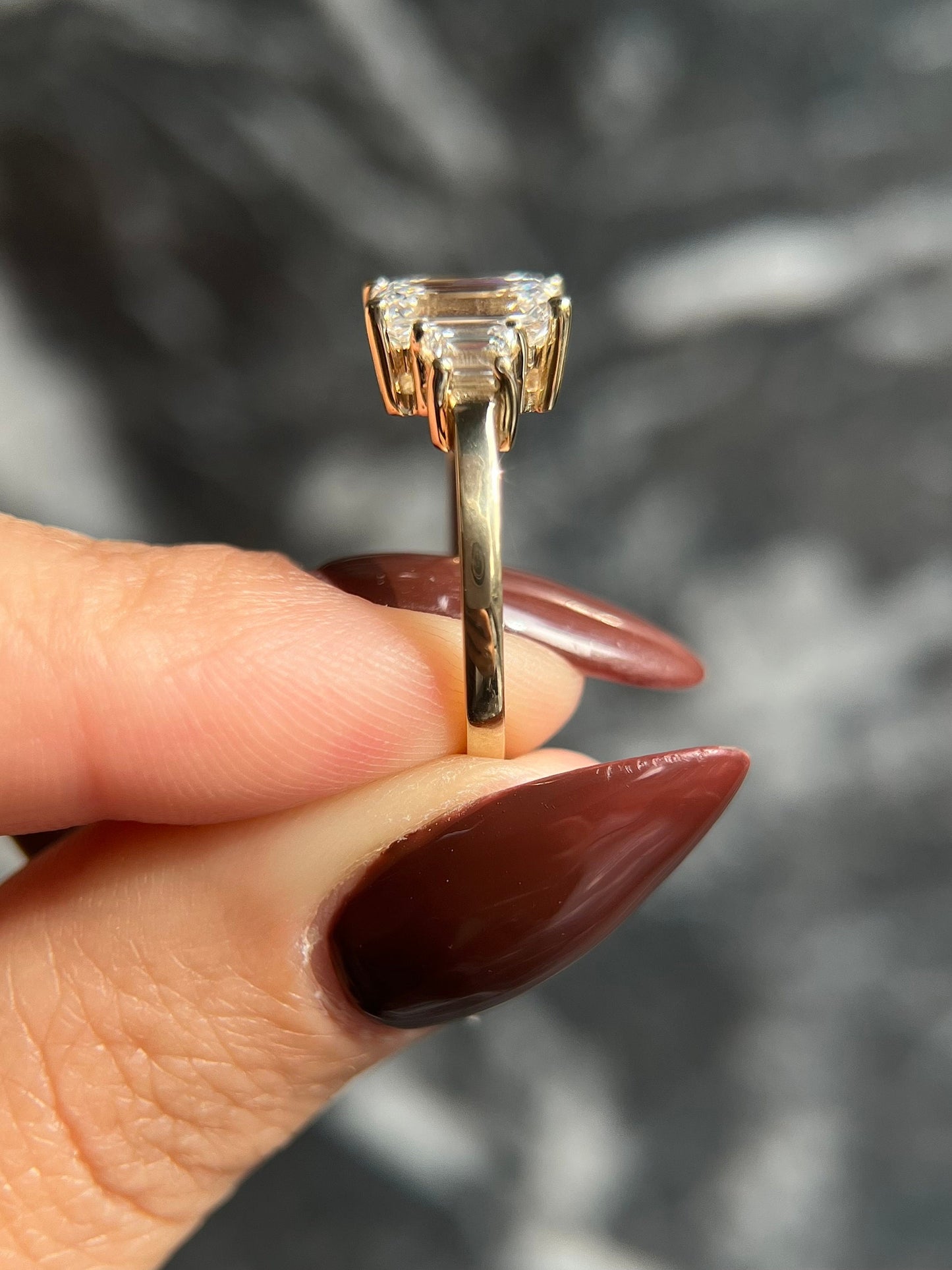 Anillo Ginebra — Diamante esmeralda de 2 ct con trapecios laterales en oro 14k